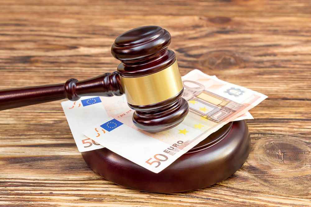 Foto: Richterhammer auf Geldscheinen