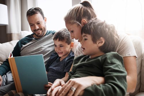 Foto: Familie liest Buch