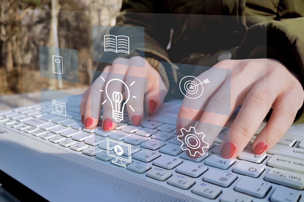 Foto: Person tippt auf Laptop